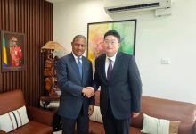 周平大使会见加蓬旅游和手工艺部长奥戈韦-中非友好经贸发展工作委员会