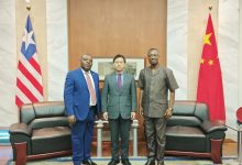 驻利比里亚大使尹承武会见利全国律师协会主席瓦尔玛-中非友好经贸发展工作委员会