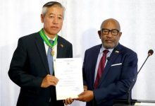 科摩罗总统阿扎利向驻科摩罗大使授勋-中非友好经贸发展工作委员会