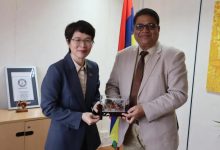 驻毛里求斯大使会见毛艺术和文化部长冈迪亚-中非友好经贸发展工作委员会
